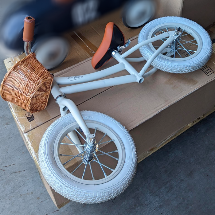 Bicicleta de echilibru fara pedale cu casca - Ivory White - Baghera Bicicleta de echilibru fara pedale cu casca - Ivory White - Baghera