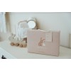 https://www.catenlunasinstele.ro/image/catalog/_PRODUSE/Little Dutch/CL26229000/clothing-giftset-newborn-naturals-cl26229000-cl26229001-product-1 - Medium.jpg