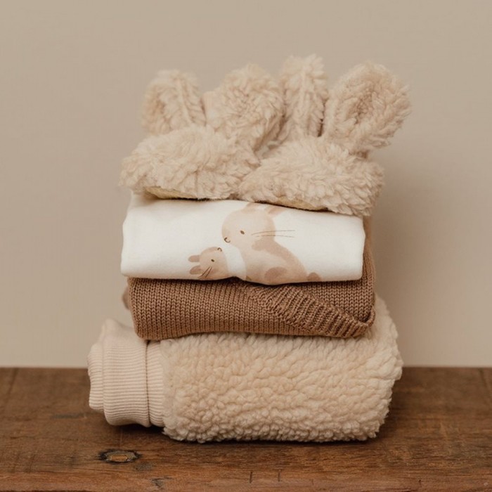 Caciulita cu snur din material teddy pentru bebelusi - Sand - Little Dutch