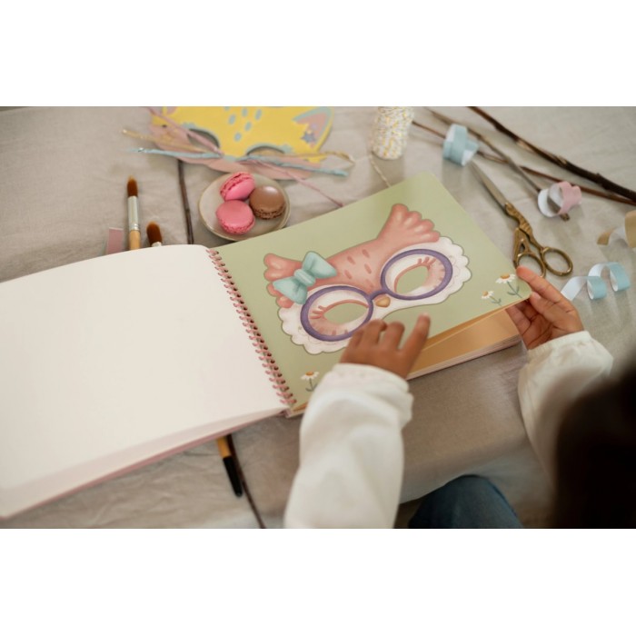 Carte cu masti pentru decupat - stickere si foarfeca incluse - ROSA - Little Dutch