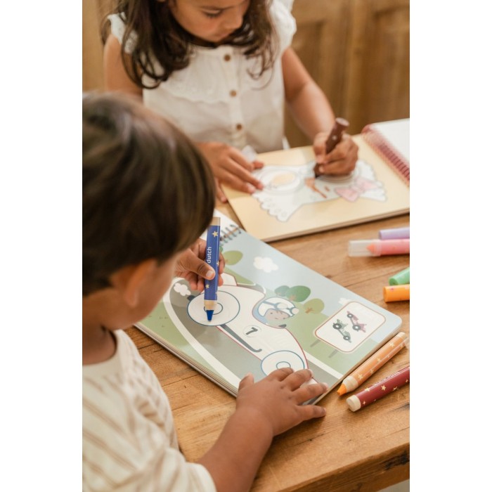 Carte cu activitati pentru decupat - stickere si foarfeca incluse - Jim - Little Dutch