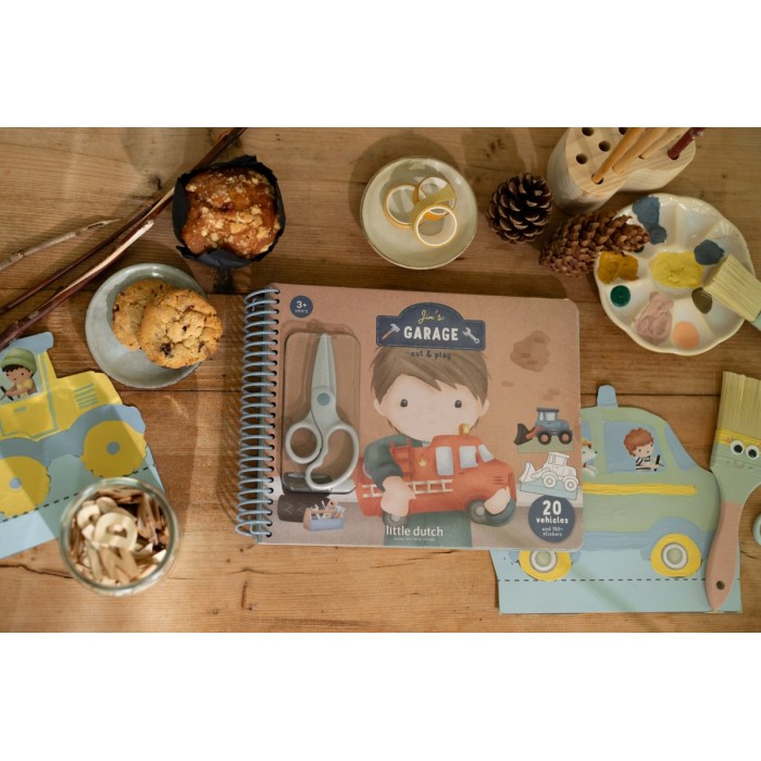 Carte cu activitati pentru decupat - stickere si foarfeca incluse - Jim - Little Dutch