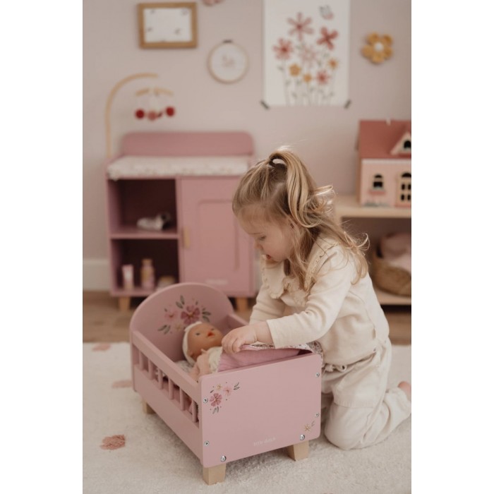 Patut din lemn FSC cu lenjerie pentru papusi - Pink - Little Dutch Patut din lemn FSC cu lenjerie pentru papusi - Pink - Little Dutch