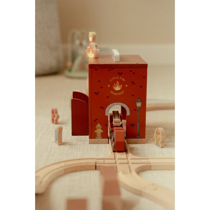 Sectie de pompieri cu figurine din lemn FSC - Red - Little Dutch Sectie de pompieri cu figurine din lemn FSC - Red - Little Dutch