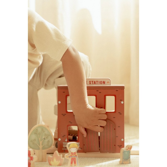 Sectie de pompieri cu figurine din lemn FSC - Red - Little Dutch Sectie de pompieri cu figurine din lemn FSC - Red - Little Dutch