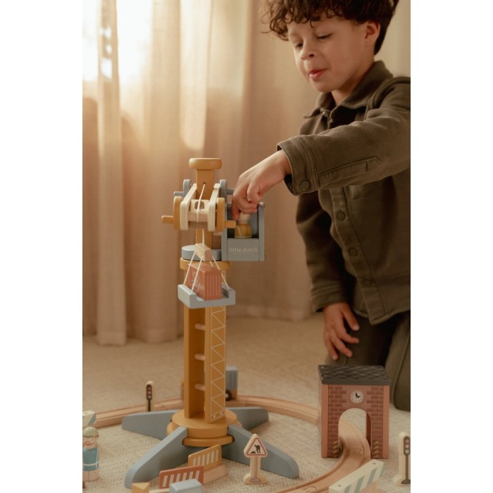 Macara din lemn cu accesorii si sine de tren - Little Dutch Macara din lemn cu accesorii si sine de tren - Little Dutch