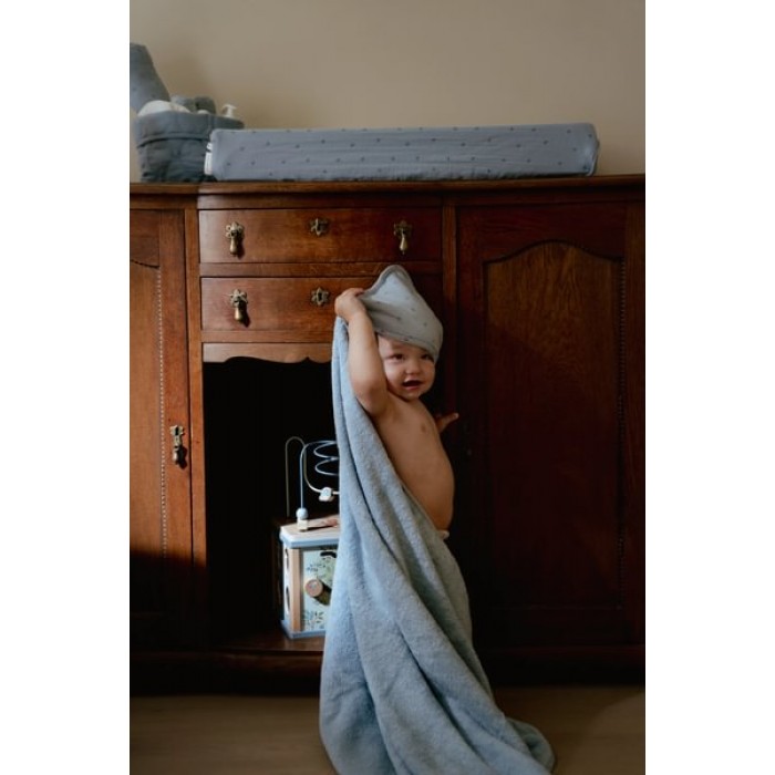 Prosop cu gluga din bumbac organic pentru bebelusi - 100 x 100 cm - Pure Denim Blue - Little Dutch Prosop cu gluga din bumbac organic pentru bebelusi - 100 x 100 cm - Pure Denim Blue - Little Dutch