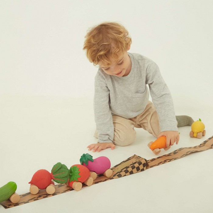 Jucarie din cauciuc natural masinuta - Emma the Eggplant - Oli & Carol Jucarie din cauciuc natural masinuta - Emma the Eggplant - Oli & Carol