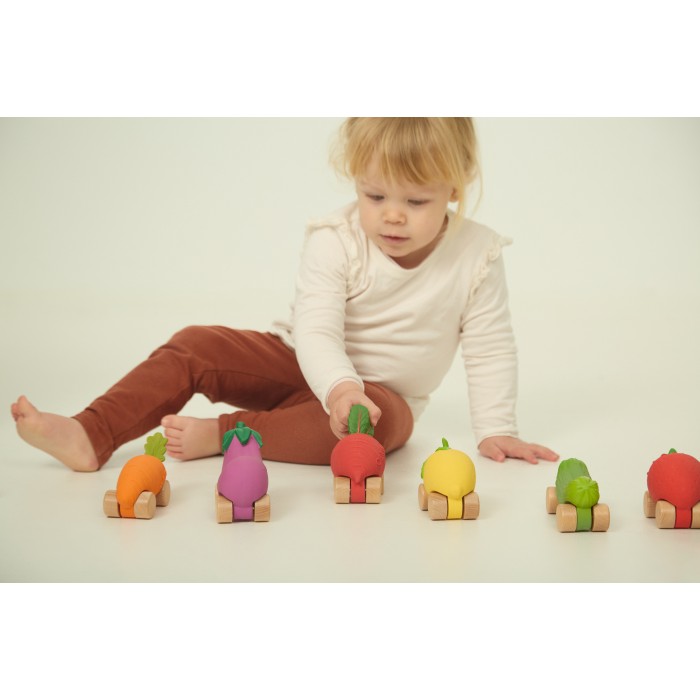 Jucarie din cauciuc natural masinuta - Emma the Eggplant - Oli & Carol Jucarie din cauciuc natural masinuta - Emma the Eggplant - Oli & Carol