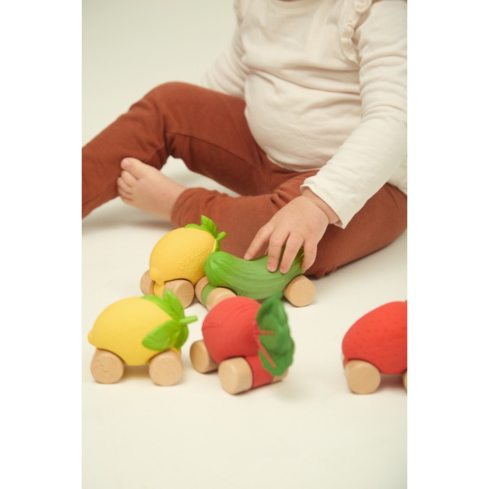 Jucarie din cauciuc natural masinuta - Pepino the cucumber - Oli & Carol Jucarie din cauciuc natural masinuta - Pepino the cucumber - Oli & Carol